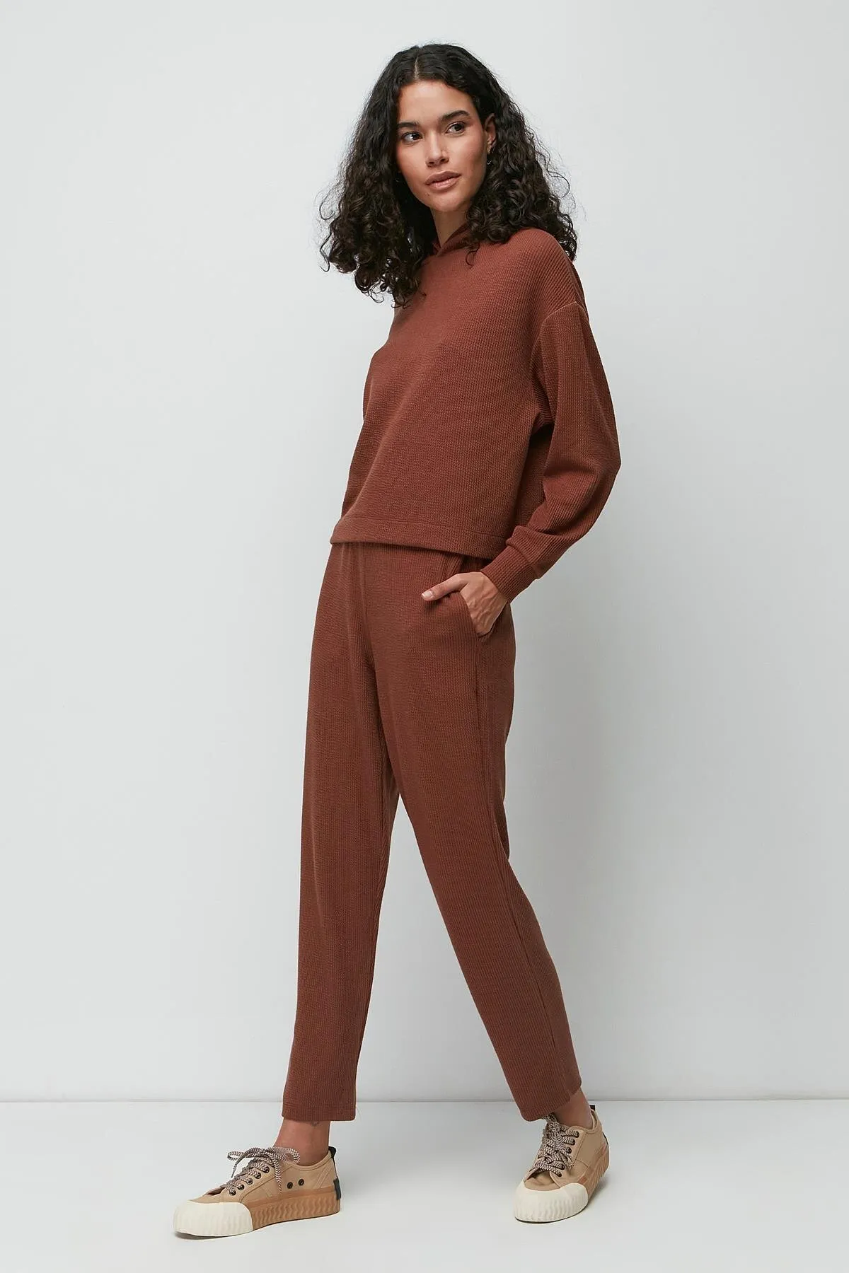 C&City  Geripptes Sweatshirt-Hosen-Set mit Kapuze 9131 Braun