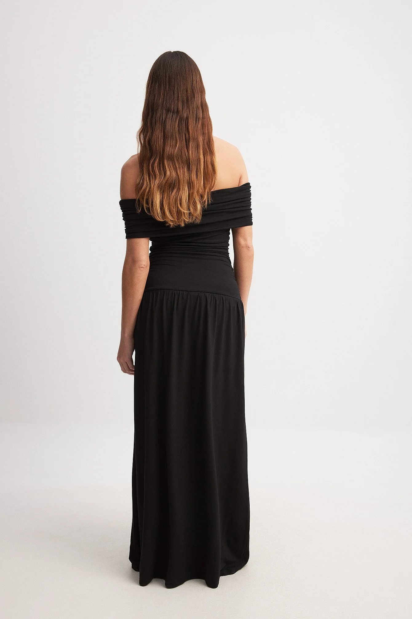 Schulterfreies Maxikleid mit niedriger Taille