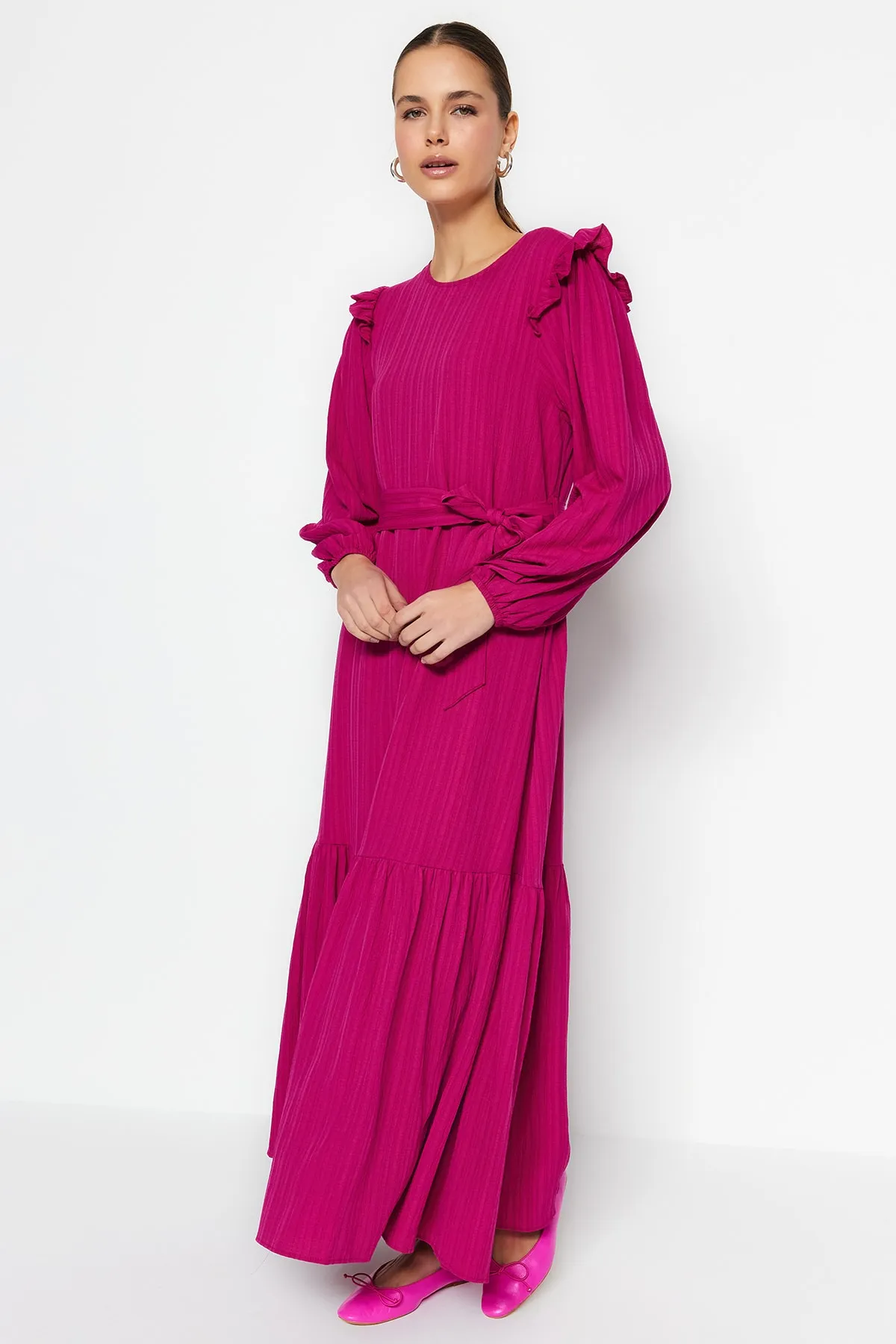 Trendyol Modest  Fuchsiafarbenes Kleid aus Viskose-Mischgewebe mit Schultergurt, Rüschenrock und Volantfutter TCTSS23EB00290