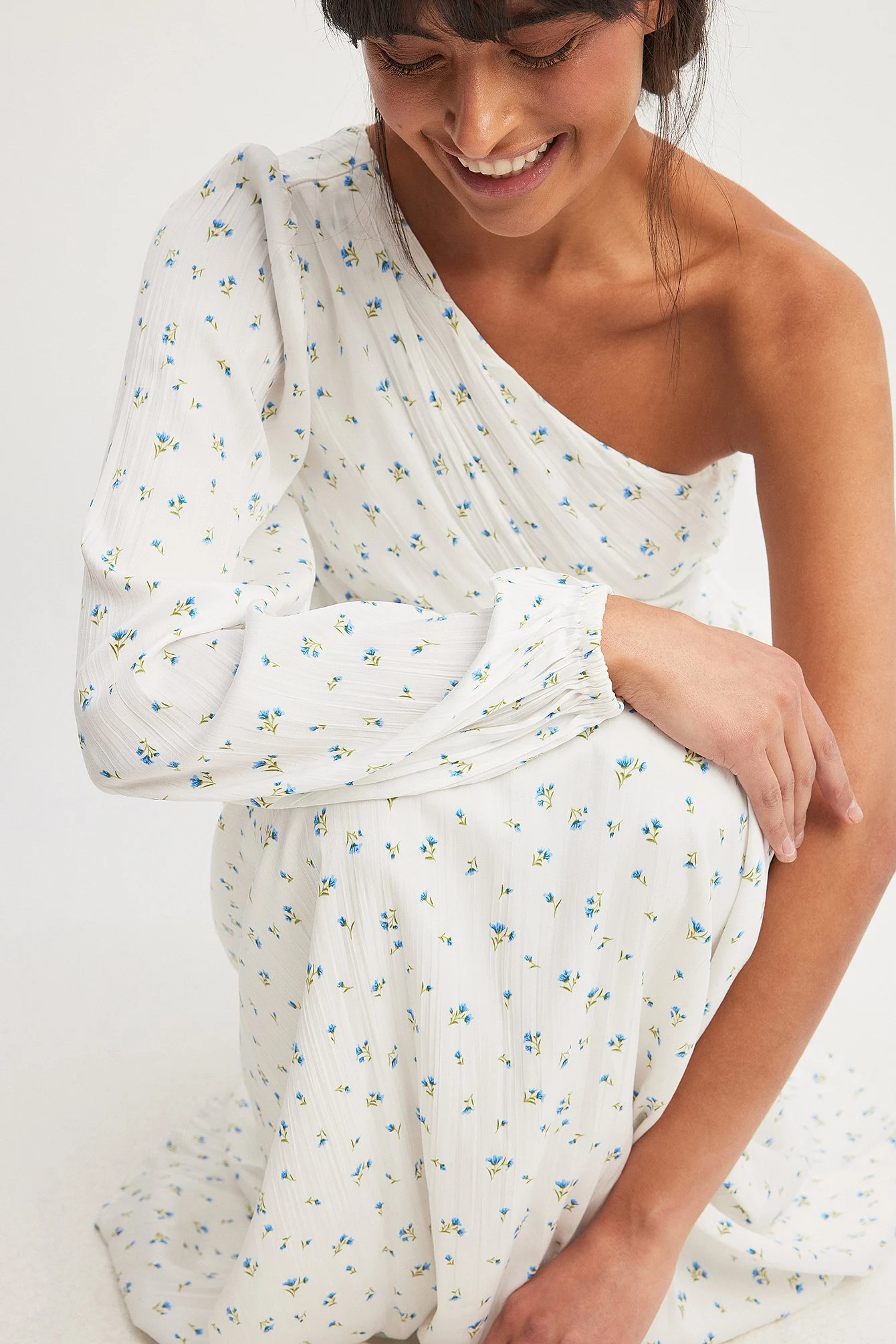 Maxikleid mit einem Ballonärmel