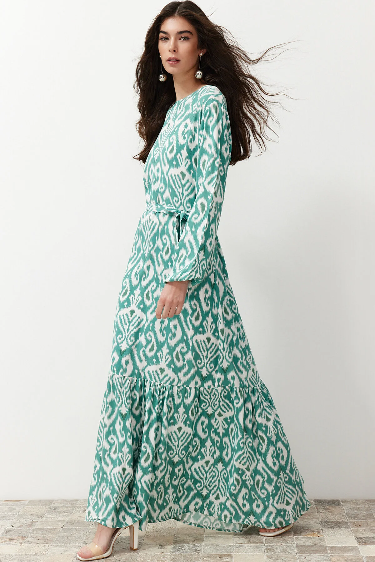 Trendyol Modest  Grünes Kleid aus Viskosegewebe mit Schalkragen und Gürtel TCTSS24EB00240