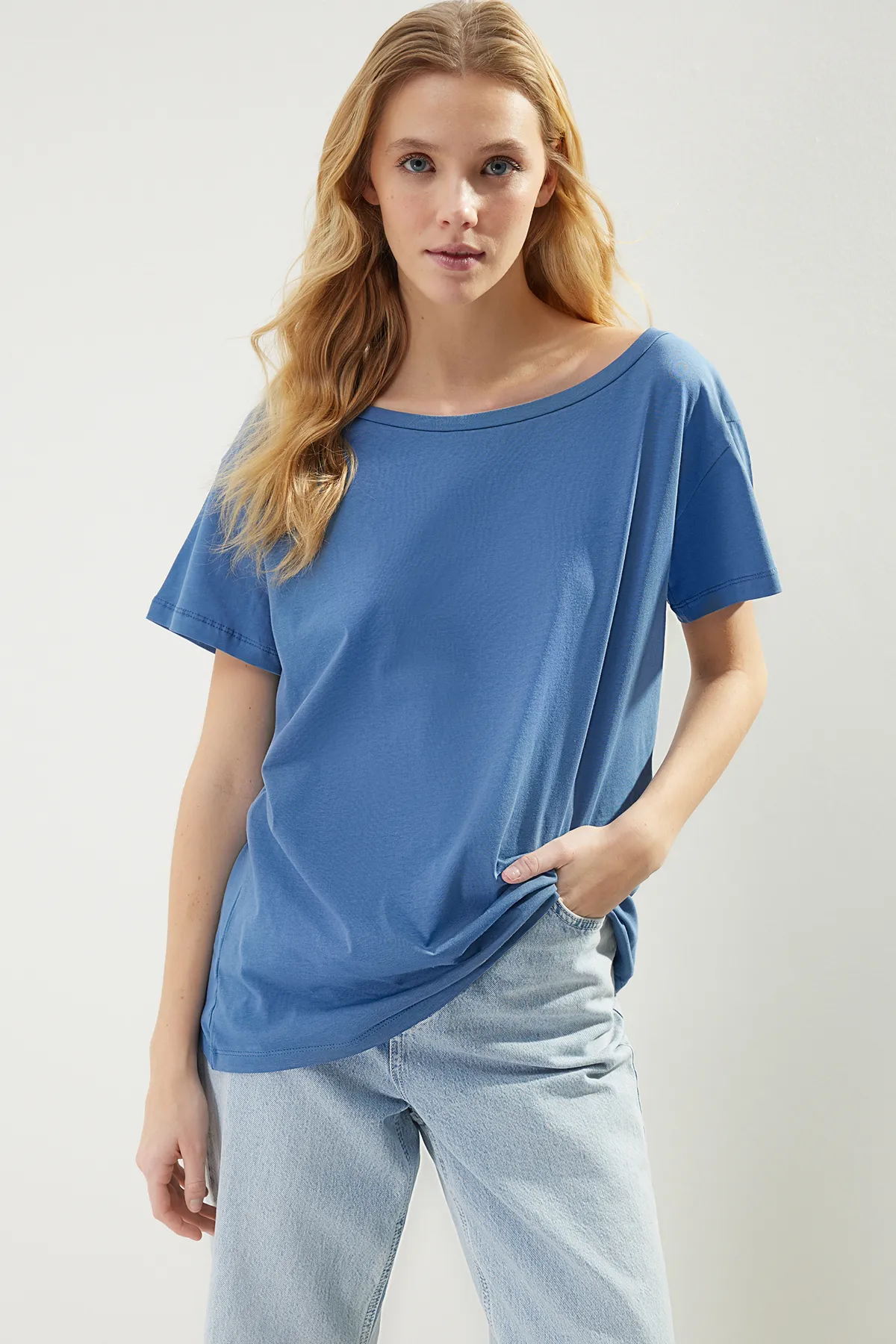 Trendyol Collection  Indigoblaues Strick-T-Shirt im Boyfriend-Stil mit U-Boot-Ausschnitt, 100 % Baumwolle TWOSS20TS0140