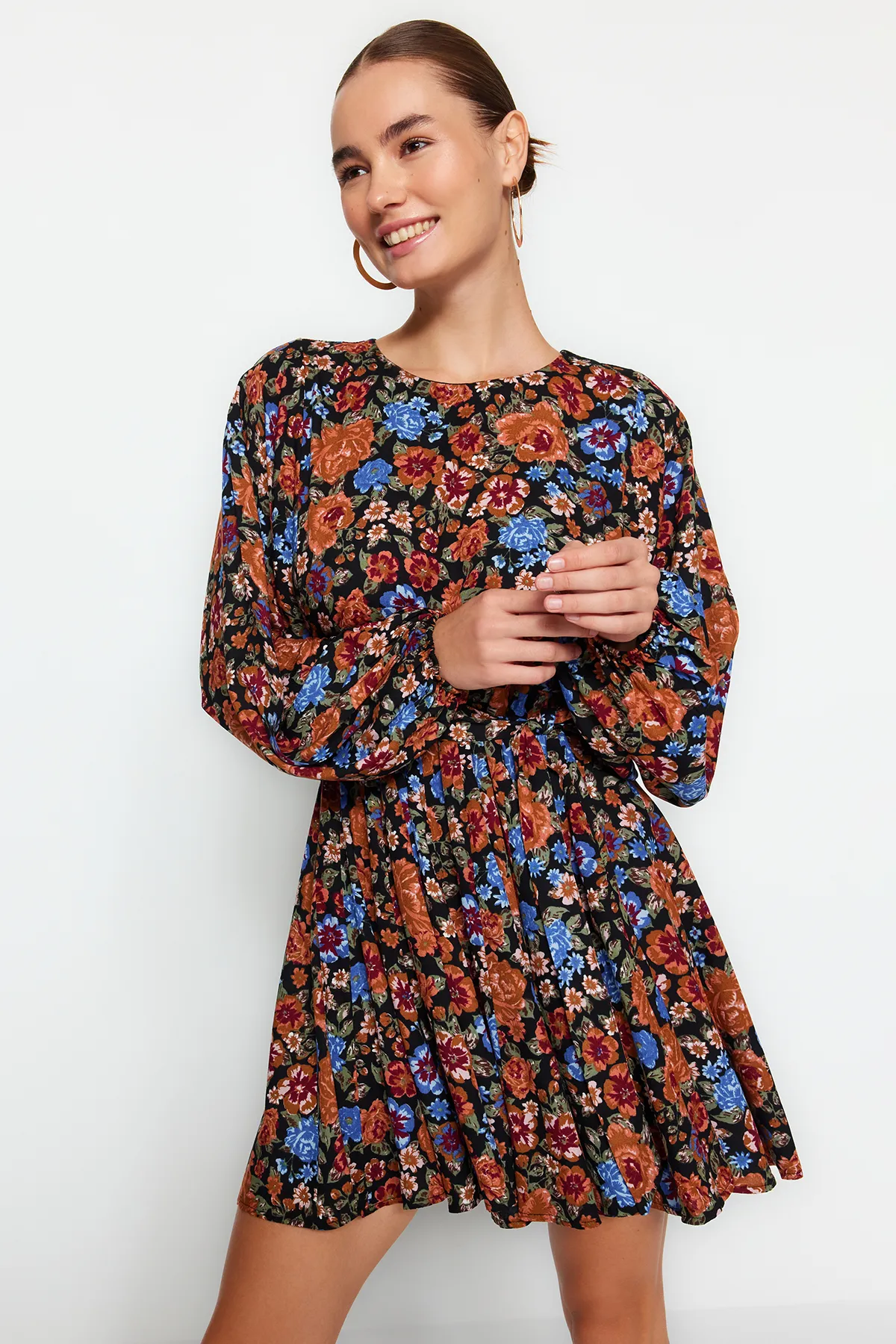 Trendyol Collection  Mehrfarbiges Viskose-Webkleid mit Gürtel und Volantrock TWOAW24EL00739