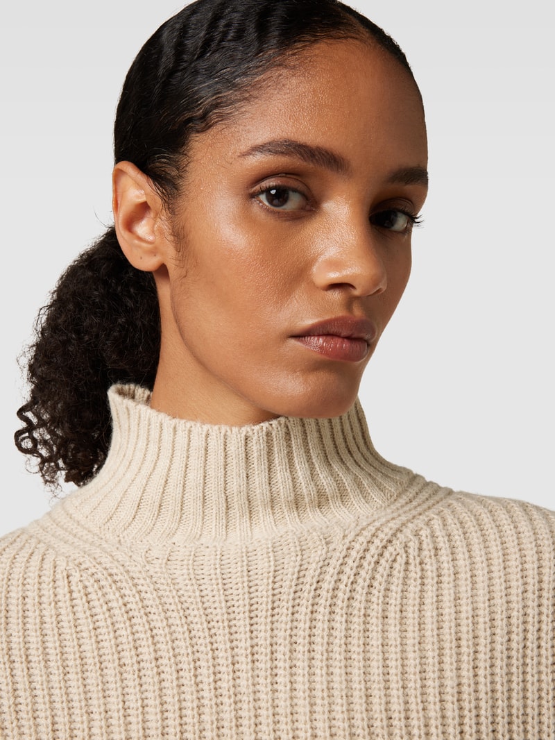 Strickpullover mit Stehkragen und überschnittenen Schultern in sand meliert