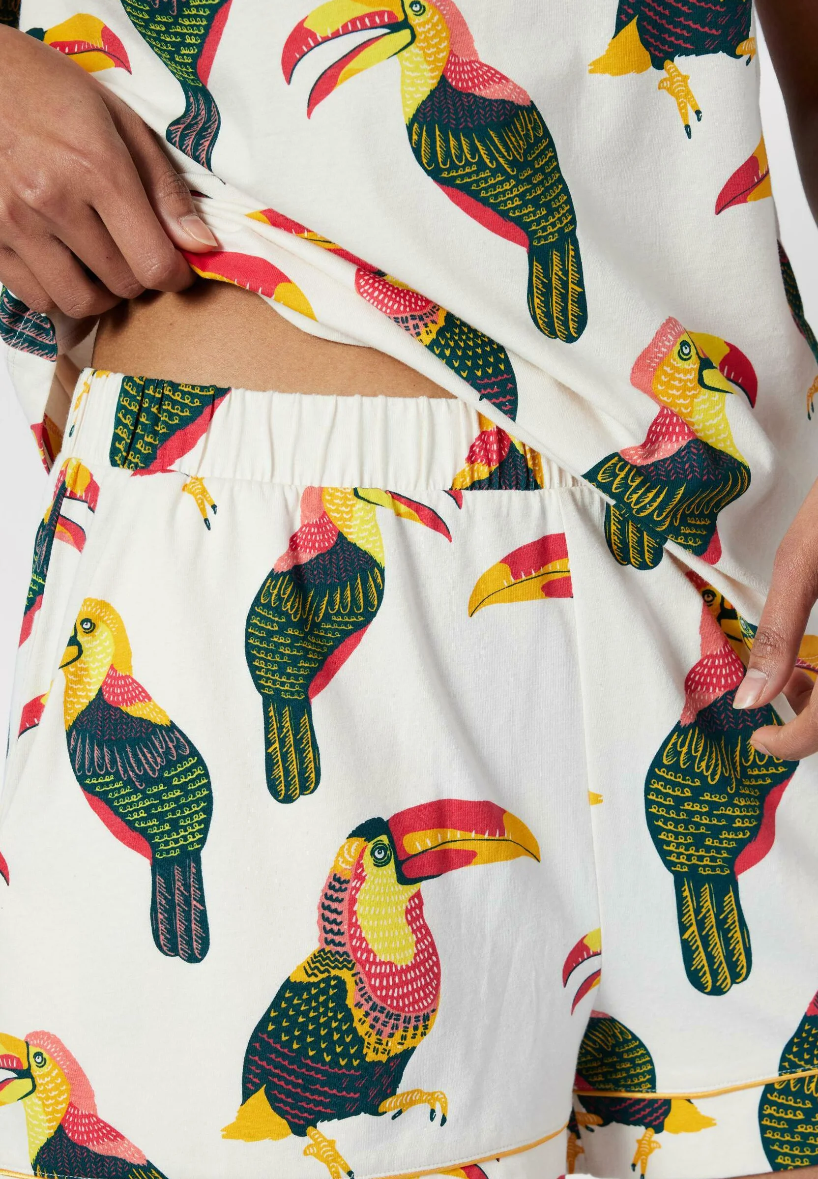 Conjunto de pijama con estampado de tucán de Chelsea Peers