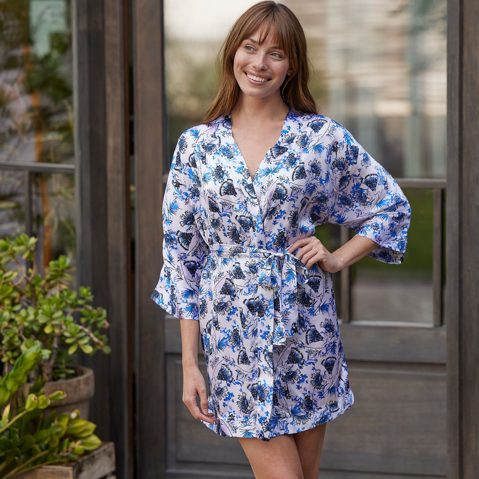 Peignoir court forme kimono satin imprimé fleuri