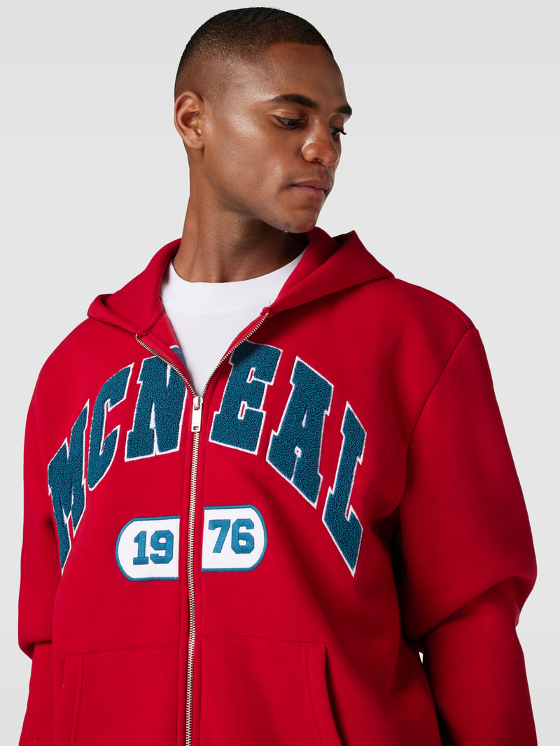 Sweatjacke mit Kapuze in kirschrot