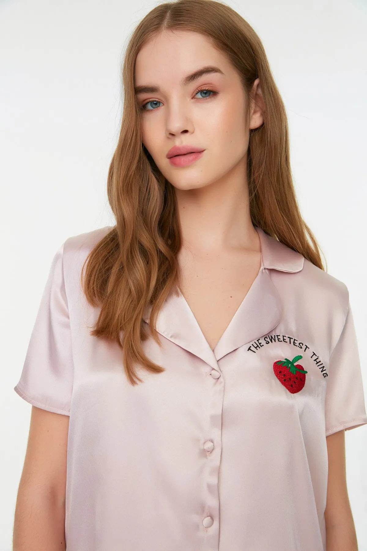 Trendyol Collection  Puderfarbenes, besticktes Pyjama-Set aus Satin mit Hemd und Shorts THMSS22PT0395