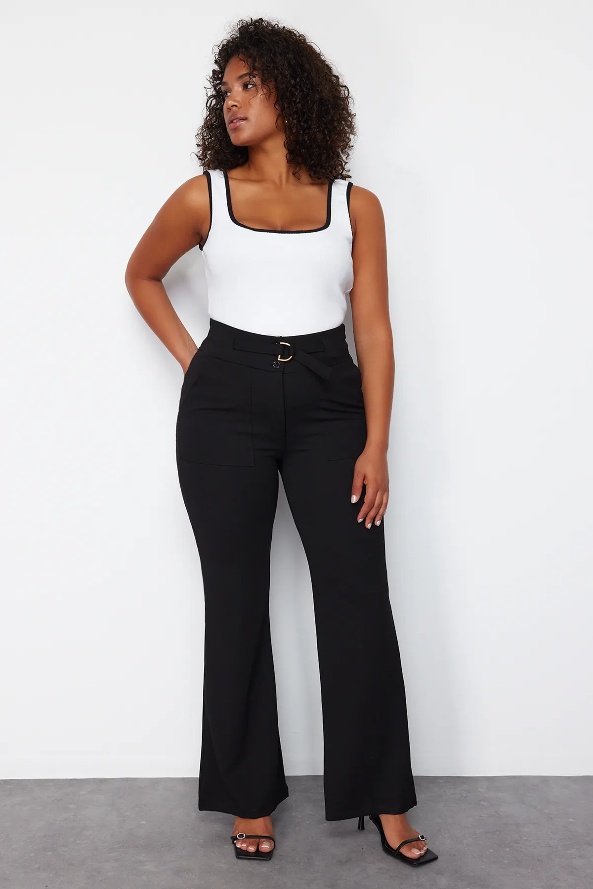 Trendyol Curve  Schwarze Schlaghose mit hoher Taille - TBBSS24AR00030
