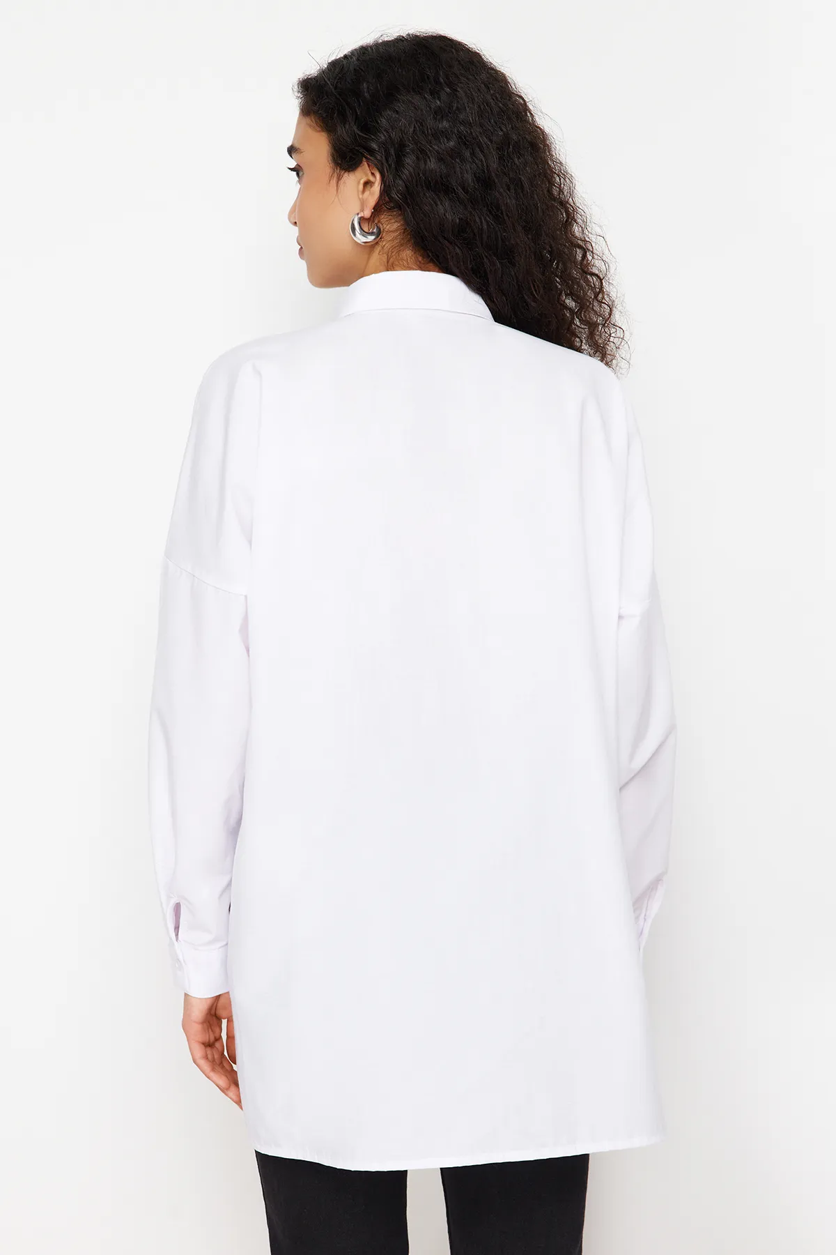 Trendyol Modest  Weißes gewebtes Baumwollhemd mit Blumenapplikationen TCTSS24TG00030