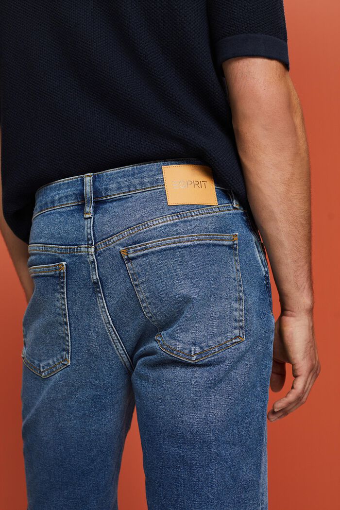 Lockere Jeansshorts in schmaler Passform