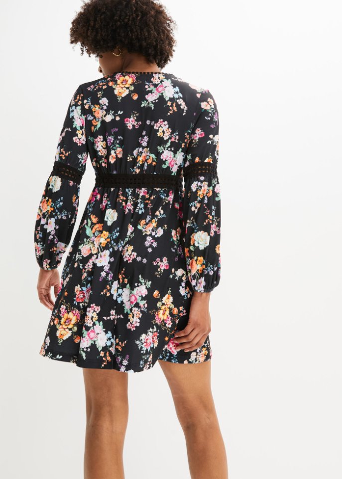 Kleid mit Häkeleinsatz