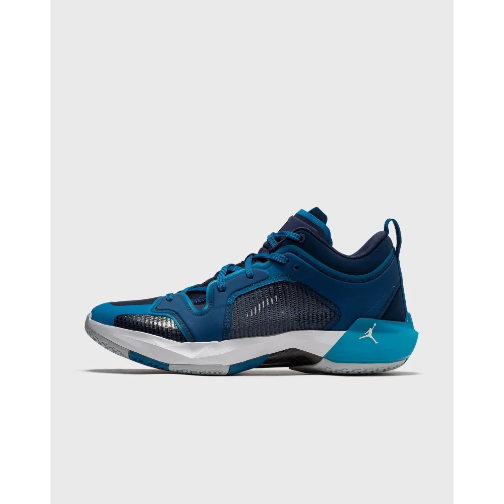 NIKE JORDAN XXXVII Low 37 DV9909-401 / blau