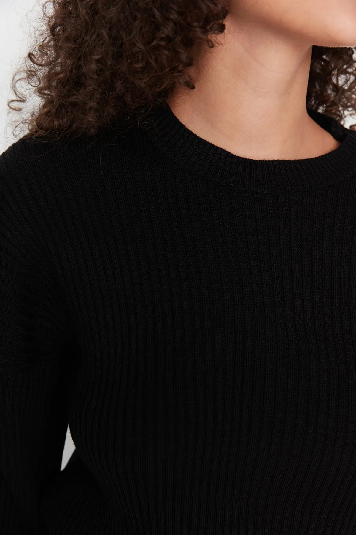 Trendyol Collection  Schwarzes Strickoberteil und -unterteil mit tief ausgeschnittenen Ärmeln TWOAW23AU00086