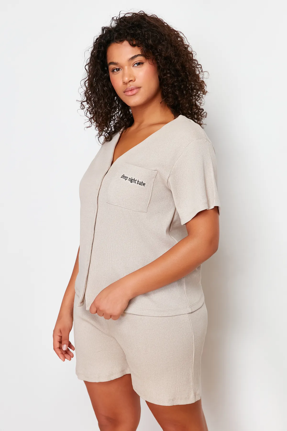 Trendyol Curve  Beiges Pyjama-Set aus besticktem Strick mit Kordelzug TBBSS24AI00019
