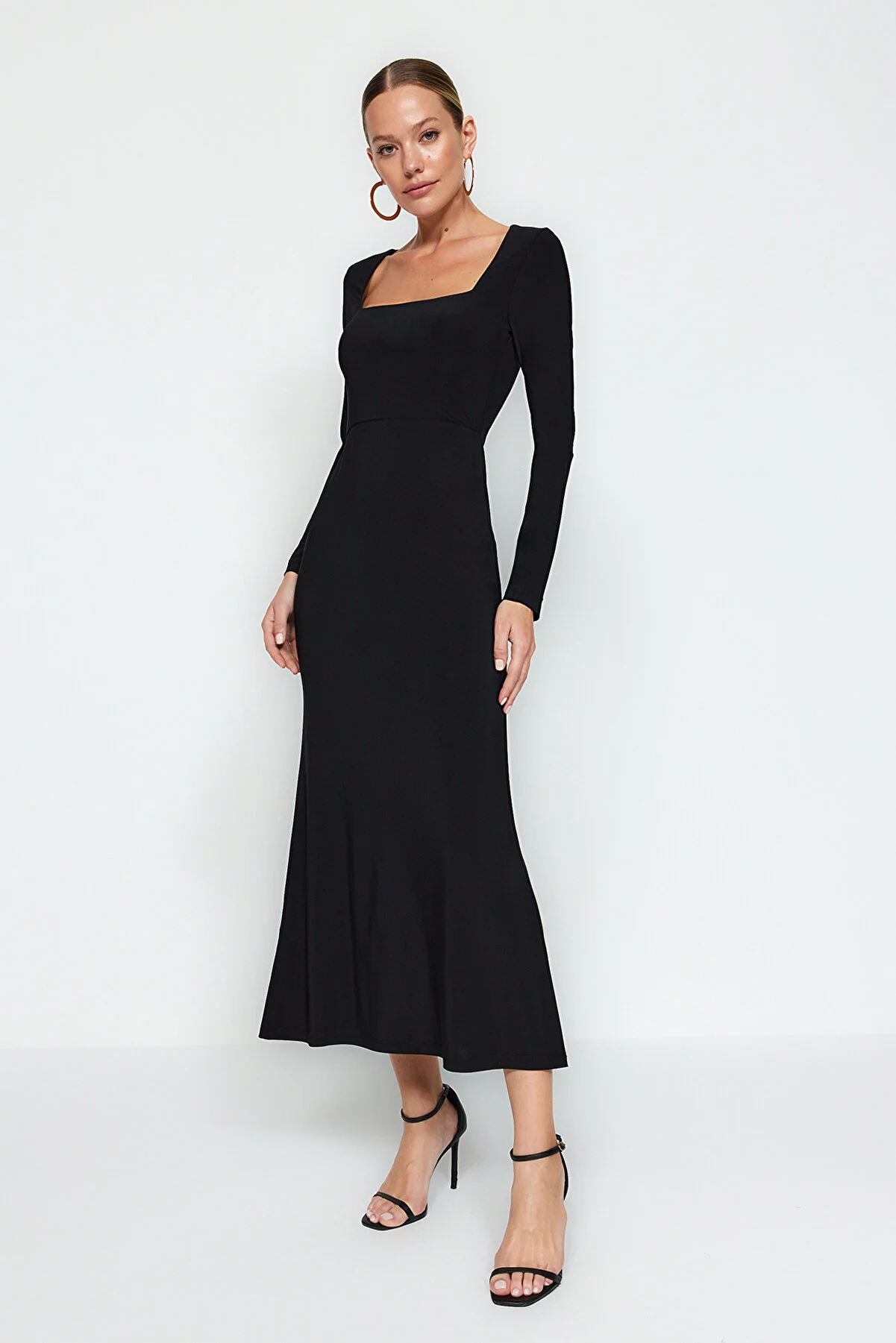 Trendyol Collection  Schwarzes, figurbetontes Maxi-Strickkleid mit Volants und quadratischem Ausschnitt TWOAW24EL00613