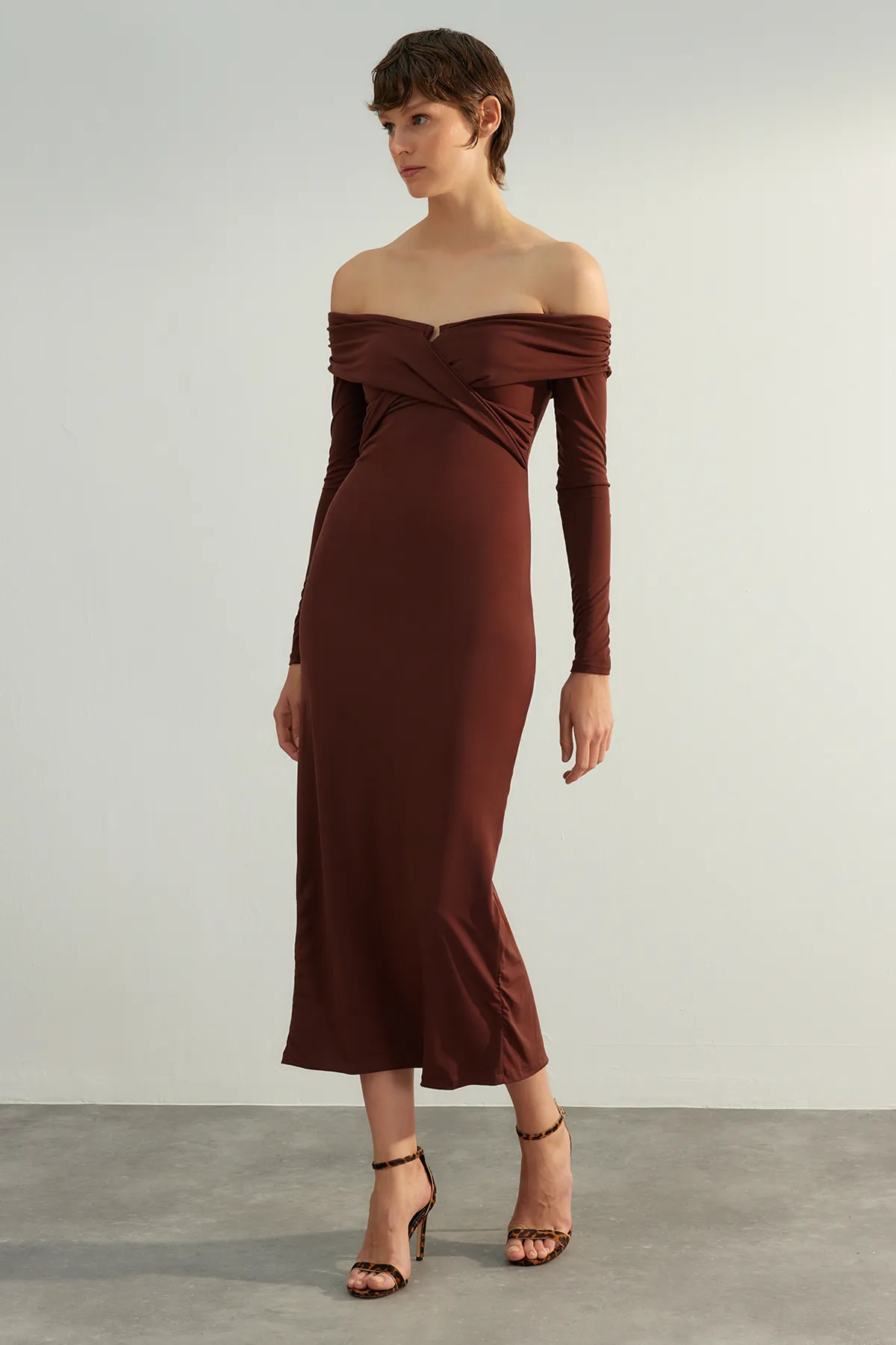 Trendyol Collection  Braunes, detailliertes Strickkleid mit Kragen in limitierter Auflage TPRAW24EL00210