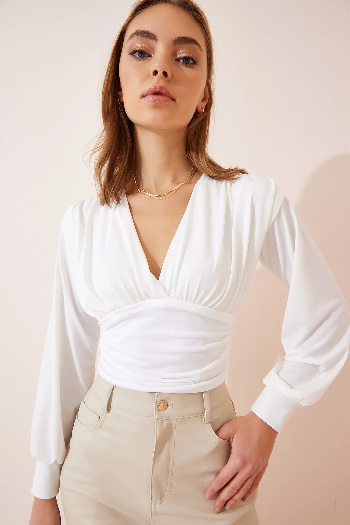 Happiness İstanbul  Ecrufarbene, kurz geschnittene Sandy-Strickbluse mit tiefem V-Ausschnitt für Damen BF00050