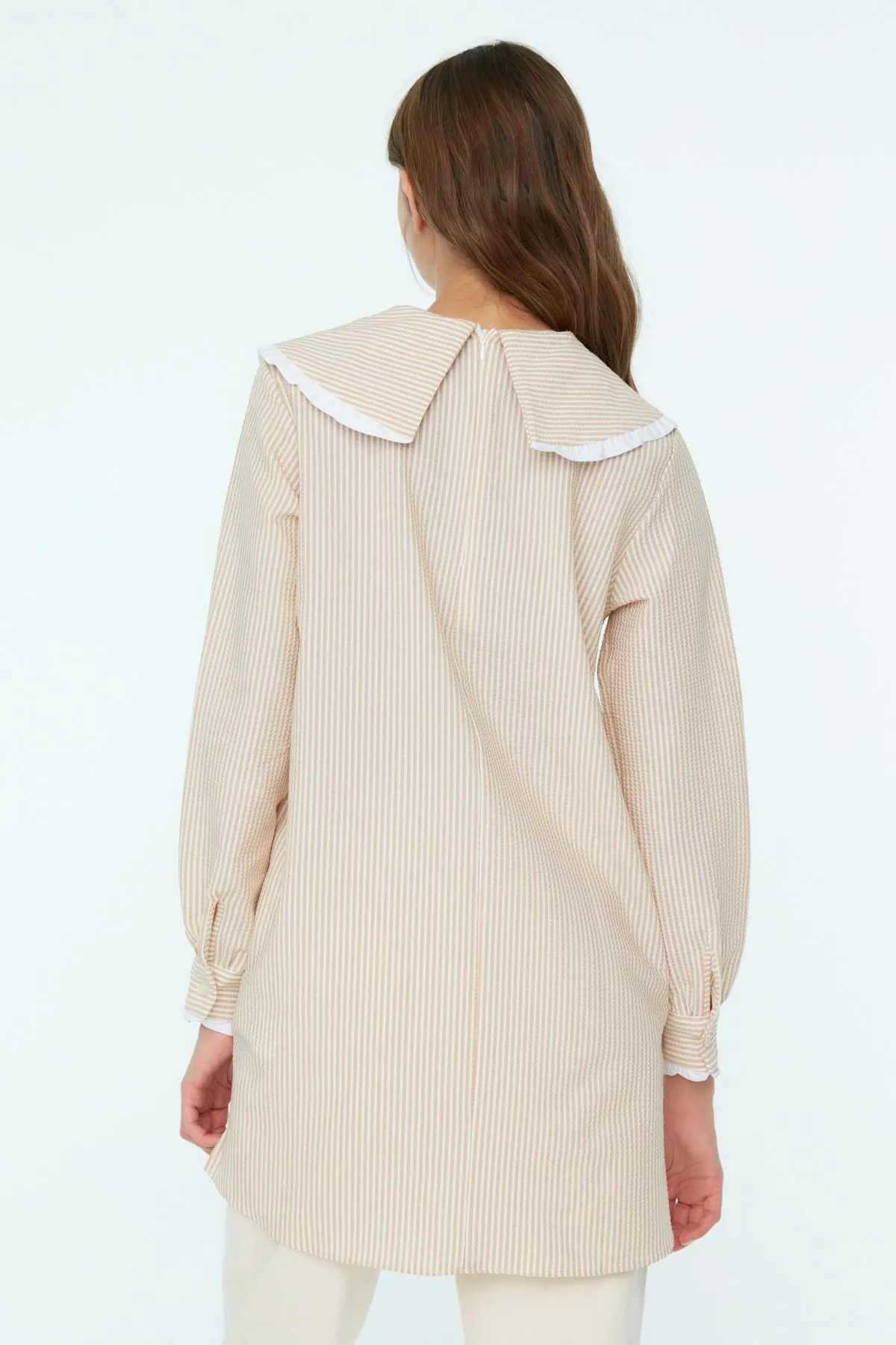 Trendyol Modest  Beige gestreifte Seersucker-Tunika mit Babykragen TCTSS22TN0012