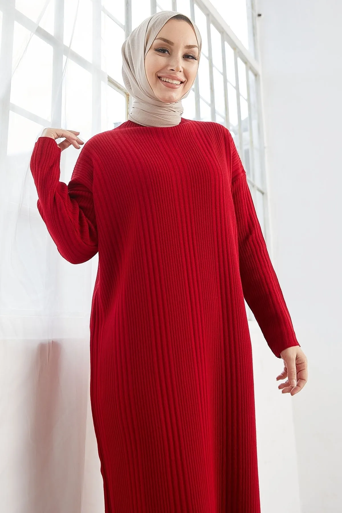 InStyle  Langes Strickkleid mit Rollkragen von Arissa – Rot