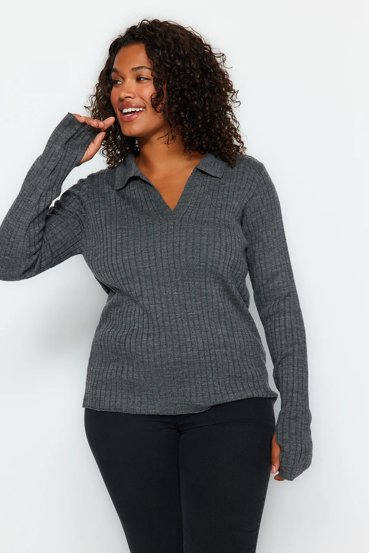 Trendyol Curve  Anthrazitfarbener Strickpullover mit Polokragen und detaillierten Ärmeln TBBAW24AN00048