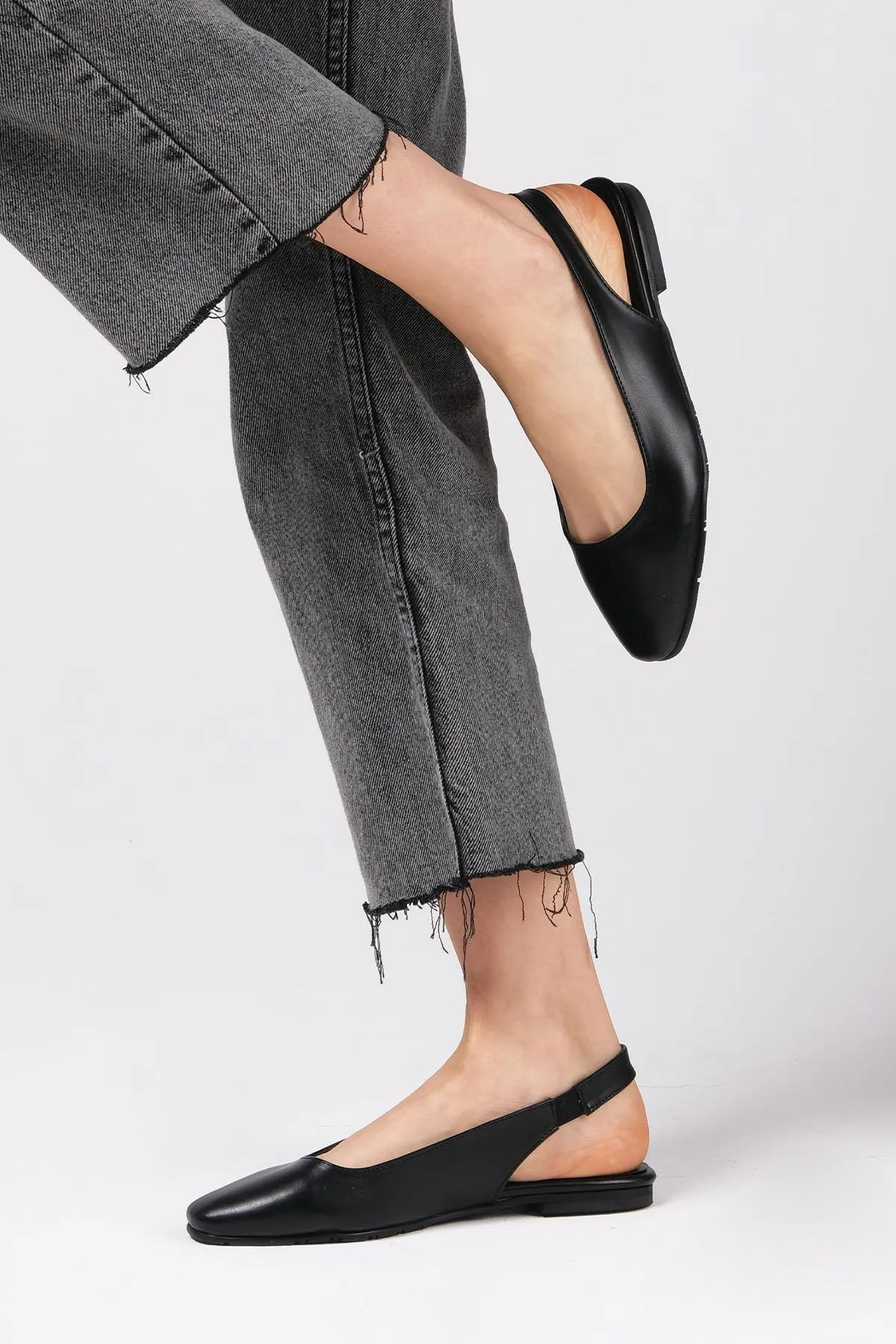 Mio Gusto  Flache Ballerina-Schuhe für Damen von Ally in Schwarz mit offenem Rücken