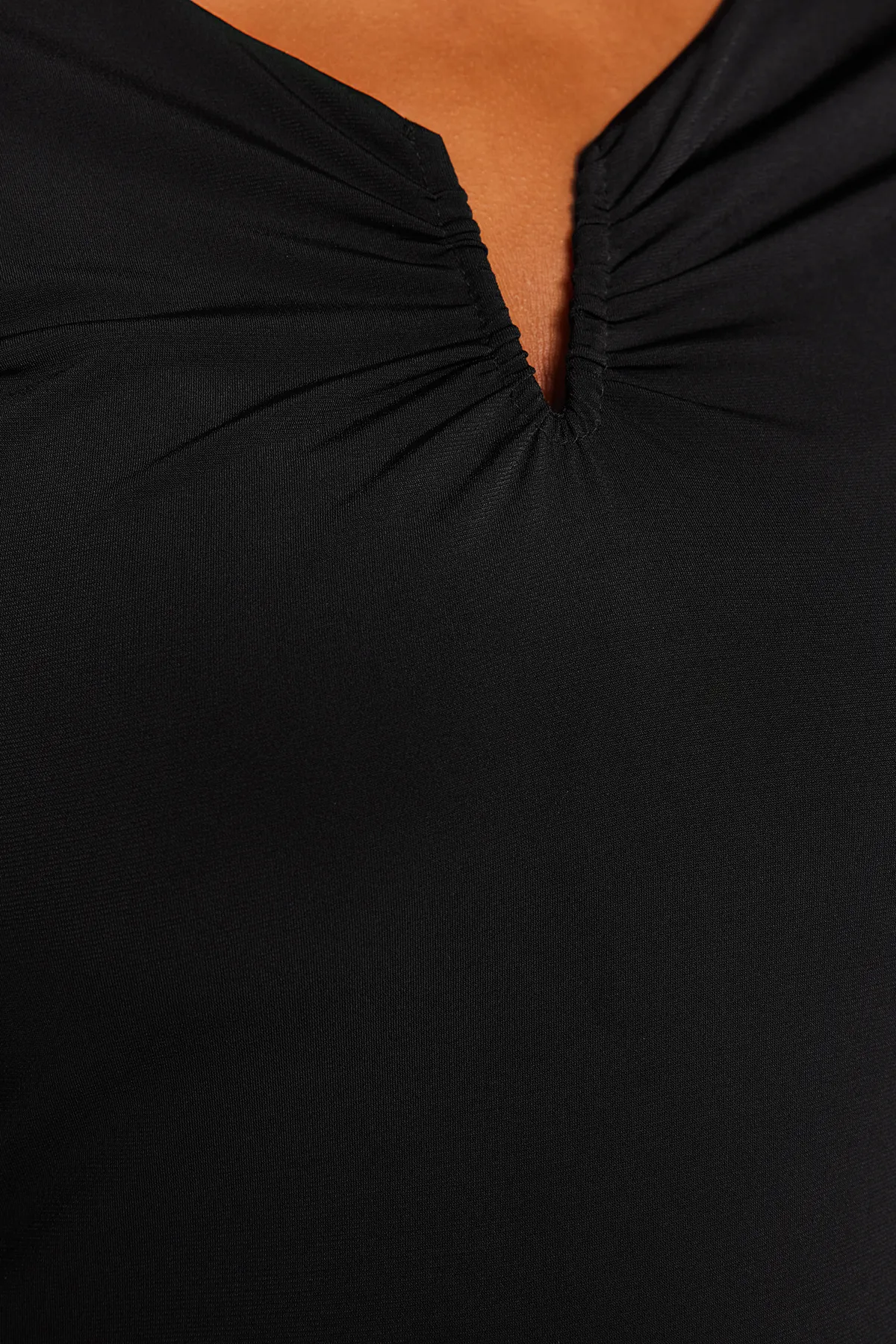 Trendyol Curve  Schwarze Sandy-Strickbluse mit V-Ausschnitt TBBAW24AF00030