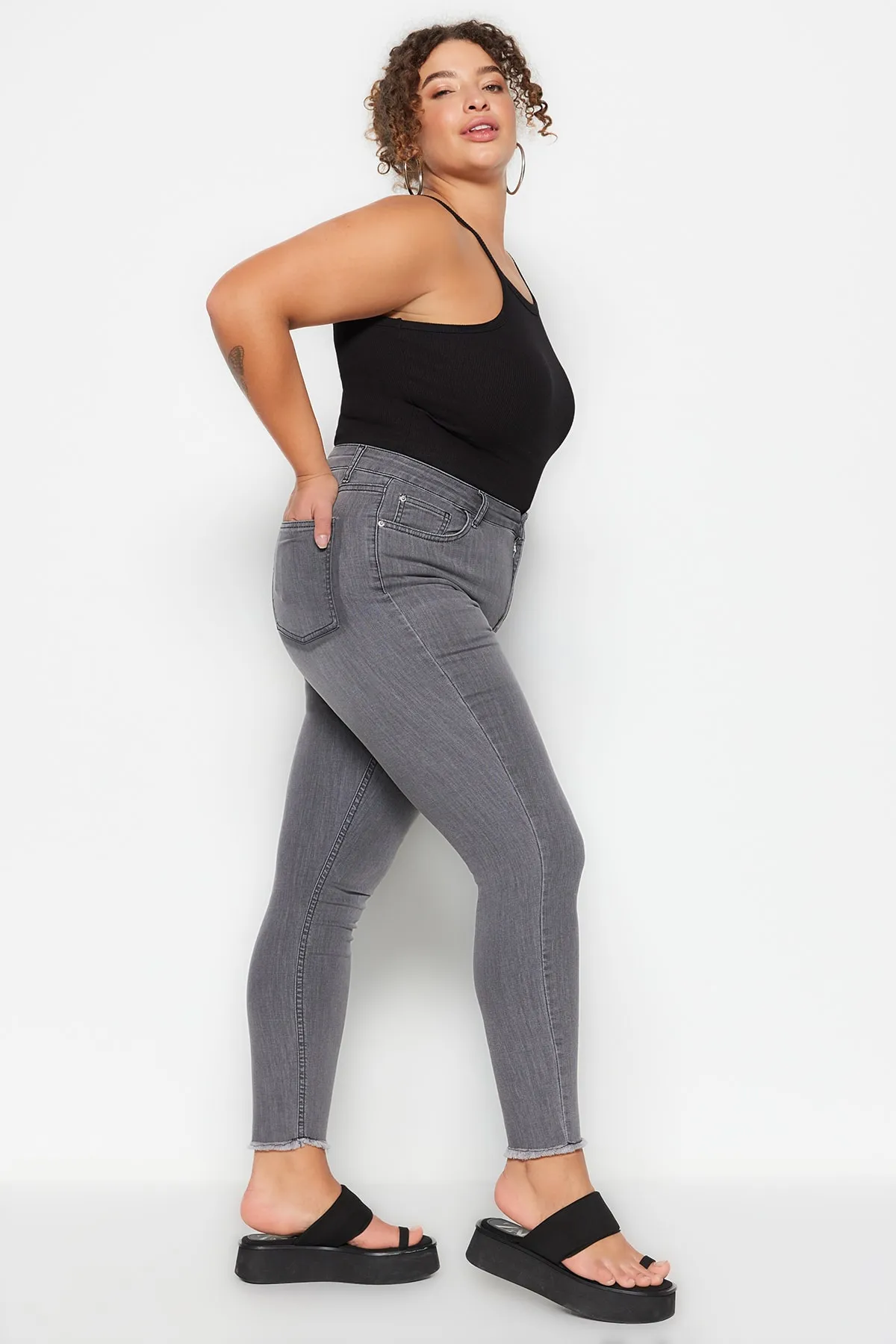 Trendyol Curve  Graue, dehnbare Skinny-Jeans mit hoher Taille und Taschendetail TBBSS23CJ00018