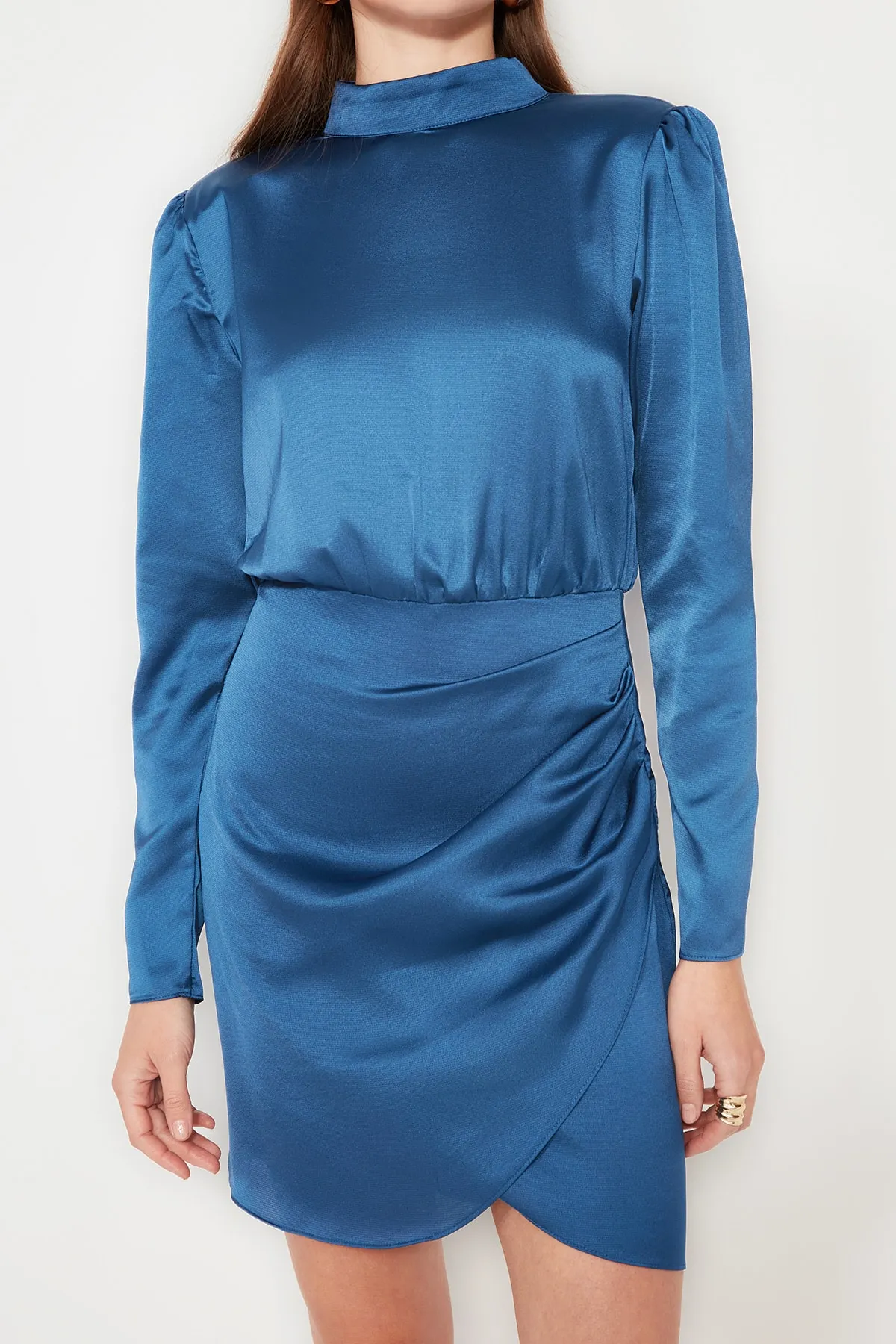 Trendyol Collection  Saks Zweireihiges Abendkleid aus gewebtem Satin TPRAW22EL1217