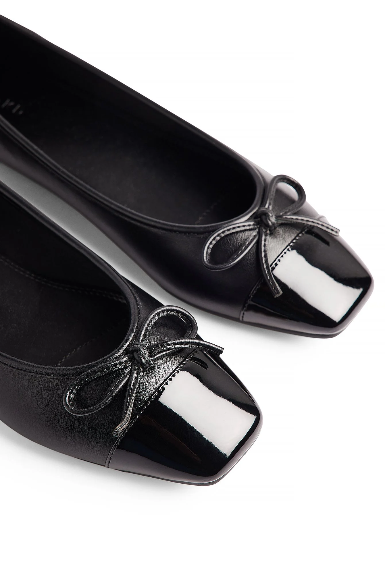 Ballerinas mit konstrastreicher Spitze