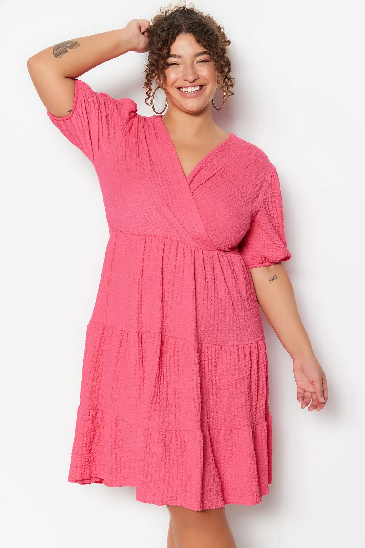 Trendyol Curve  Fuchsiafarbenes Skater-Strickkleid mit V-Ausschnitt und zweireihigem Verschluss TBBSS22EL2987