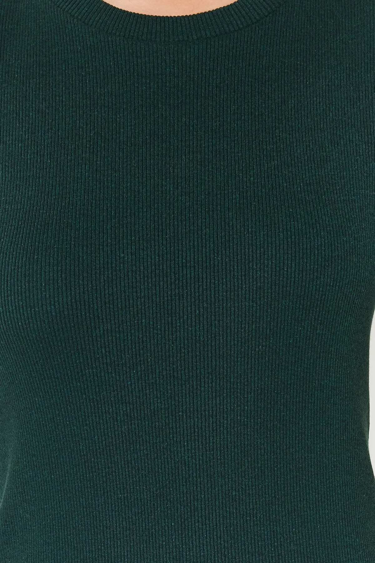 Trendyol Collection  Smaragdgrünes, figurbetontes Mini-Bleistiftkleid aus geripptem Strick mit Rundhalsausschnitt TWOSS19AD0053