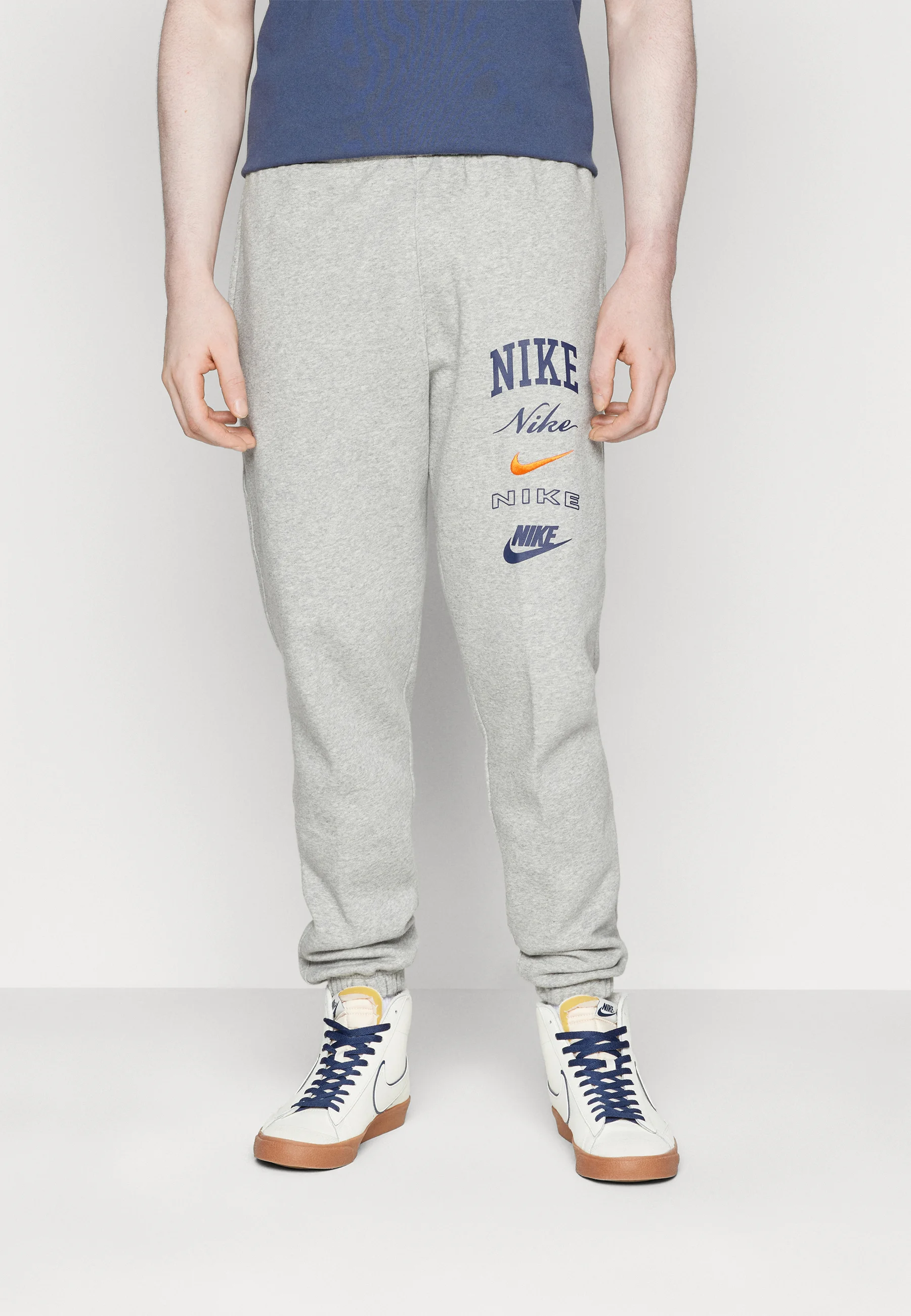 Nike Sportswear CLUB PANT STACK - Pantalones deportivos