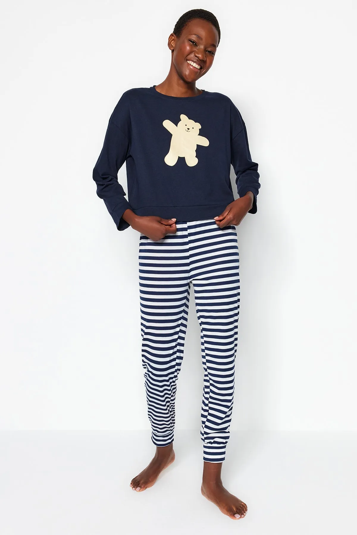 Trendyol Collection  Marineblaues Pyjama-Set aus Baumwolle mit Teddybär-Aufdruck und Jogginghose aus Strick THMAW21PT0302