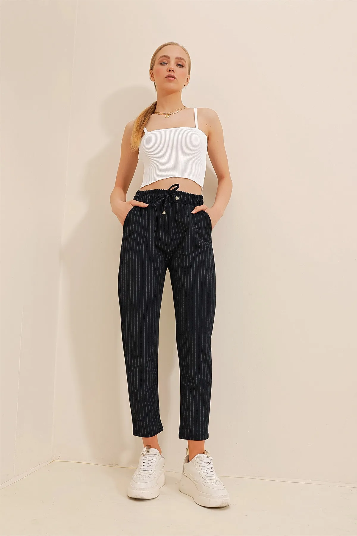 Trend Alaçatı Stili  Marineblaue Damenhose mit hoher Taille und doppelten Taschen, gestreift, lässig geschnitten, ALC-X10430