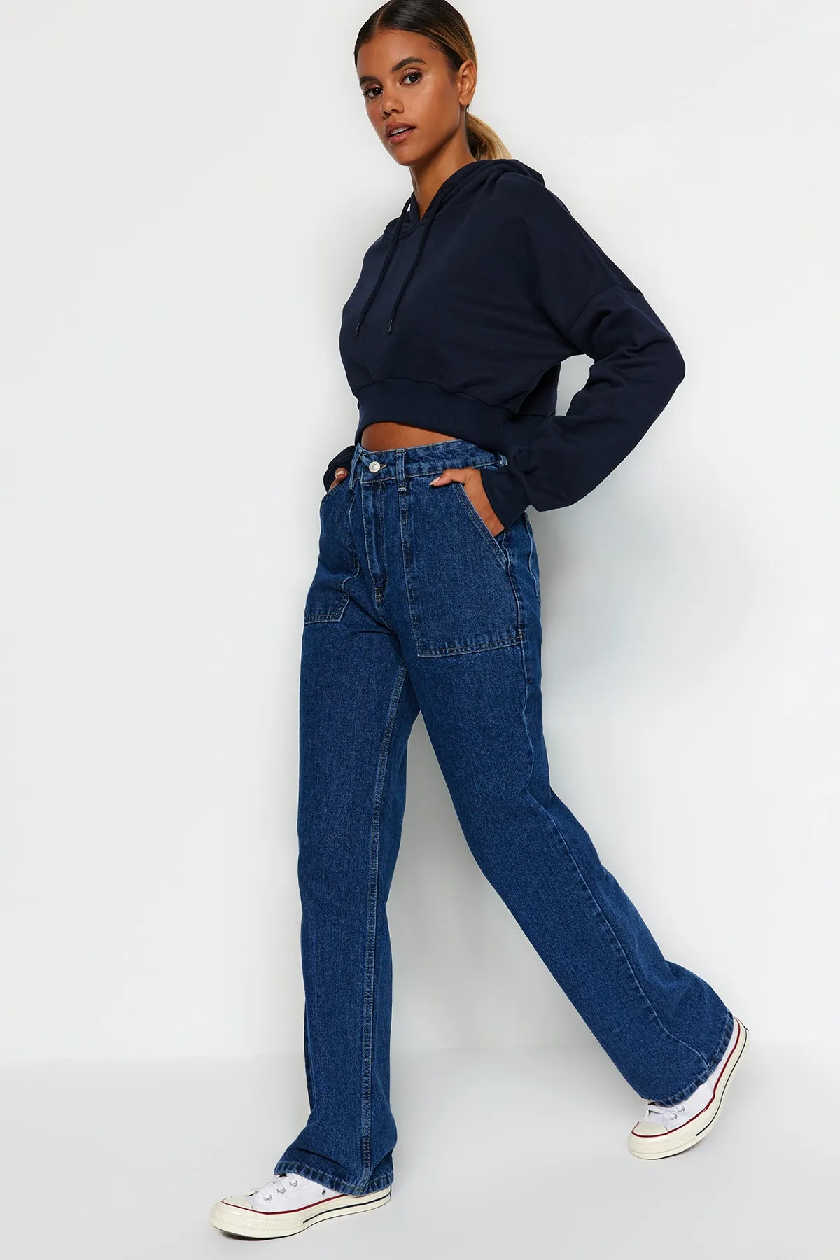 Trendyol Collection  Marineblaue Jeans mit hoher Taille und weitem Bein und Taschendetail TWOAW22JE0595