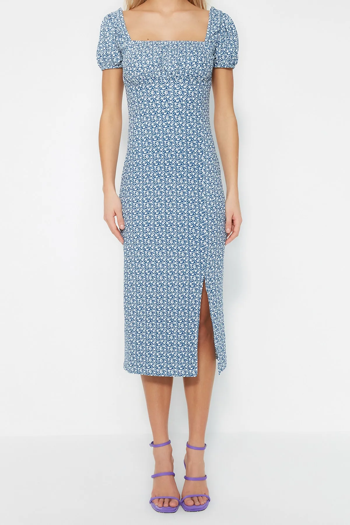 Trendyol Collection  Marineblaues, bedrucktes, tailliertes Midi-Bleistiftkleid aus Strick mit Schlitzdetail und quadratischem Kragen TWOSS23EL00713