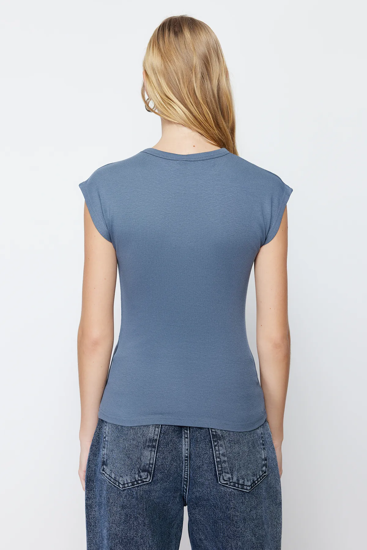 Trendyol Collection  Hellanthrazitfarbene, figurbetonte Stretch-Strickbluse aus hochwertigem Viskose-/Weichstoff TWOSS23BZ00992