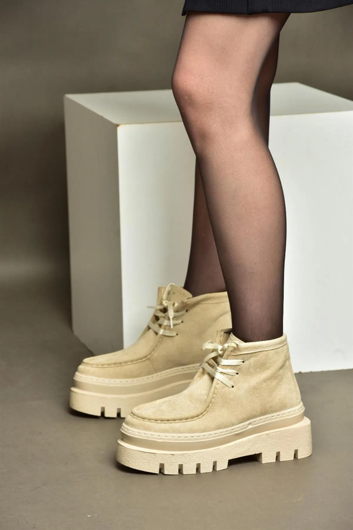 Fox Shoes  R267310202 Damenschuhe aus beigem Wildleder mit dicker Sohle
