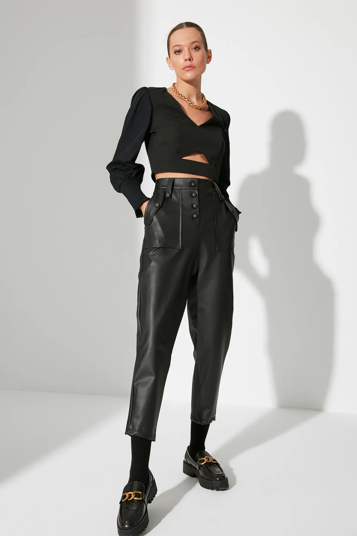 Trendyol Collection  Schwarze Karottenhose aus Kunstleder mit gewebter Vorderseite und Knöpfen TWOAW22PL0083