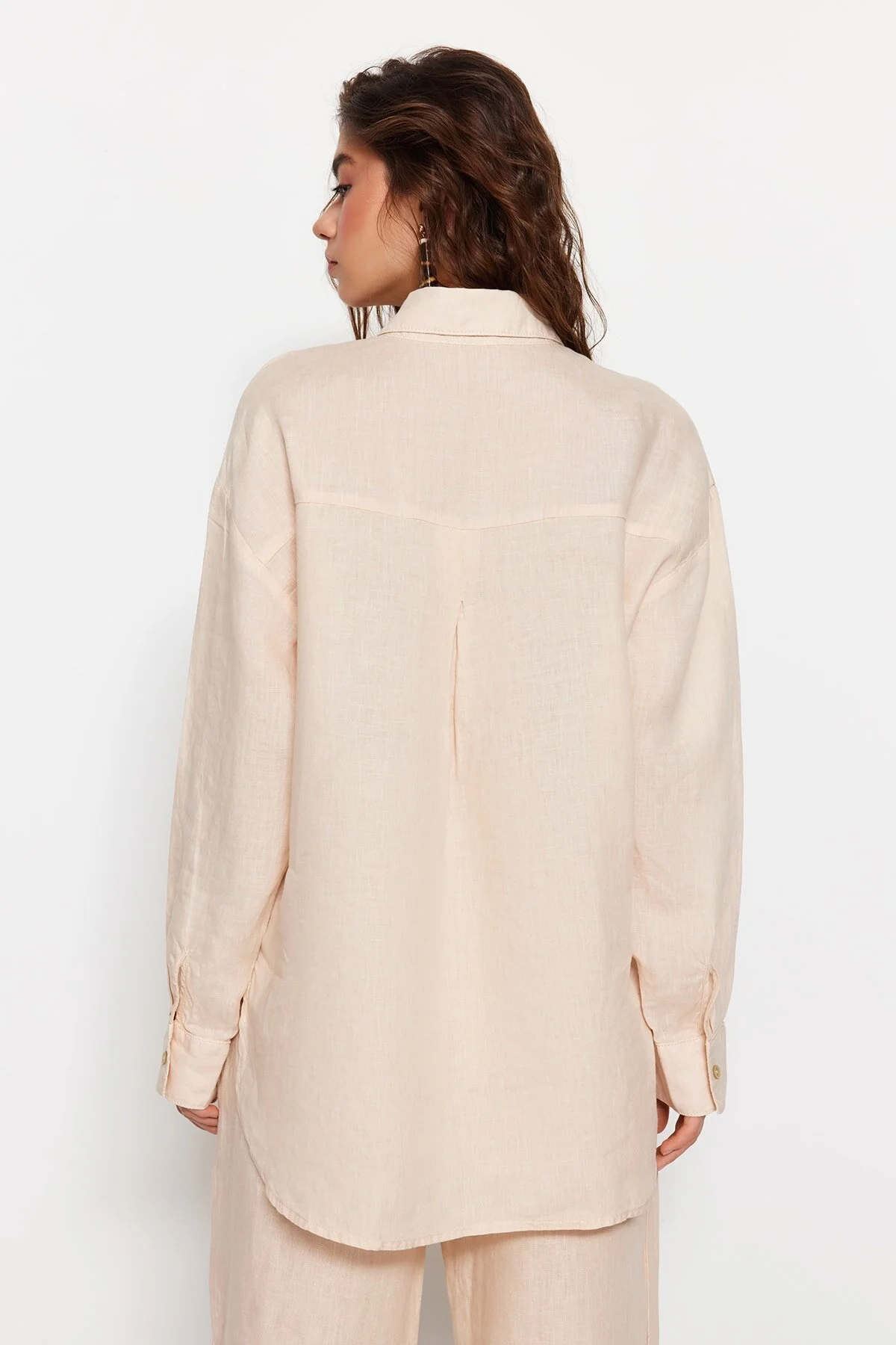 Trendyol Collection  Beigefarbenes Oversize-Hemd aus 100 % Leinen TWOSS23GO00443
