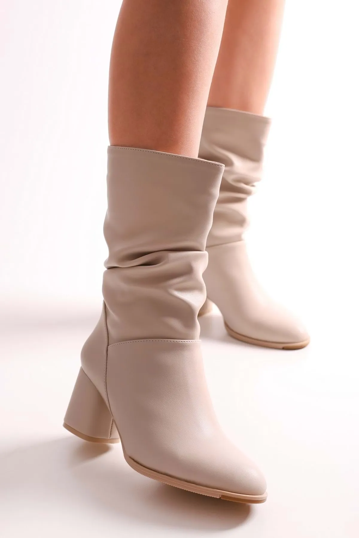 Shoeberry  Damen-Stiefel Nollie Beige mit Zwickel und Absatz Beige Haut