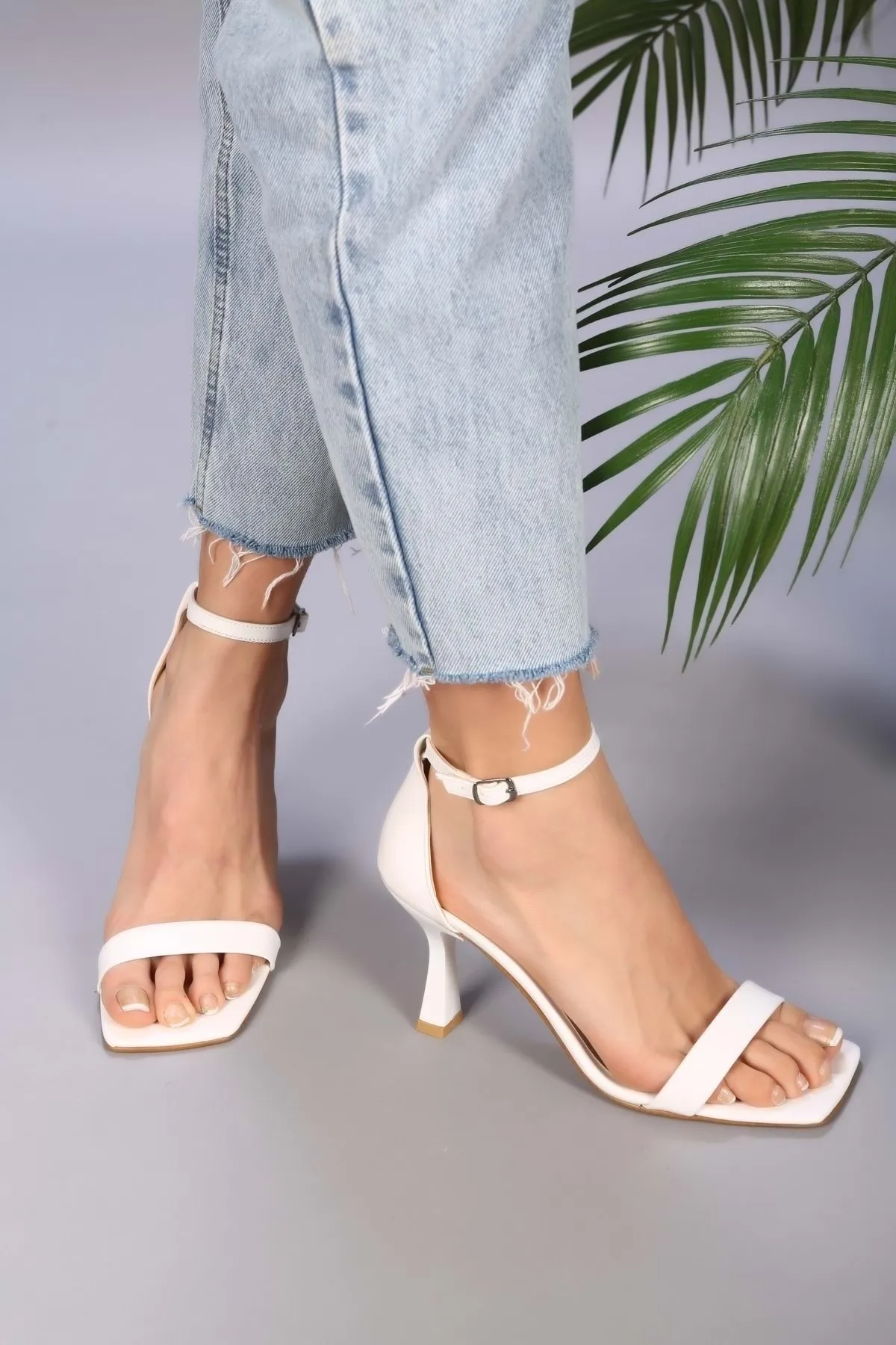 Shoeberry  Riva White Skin Damenschuhe mit einzelnem Riemen und Absatz