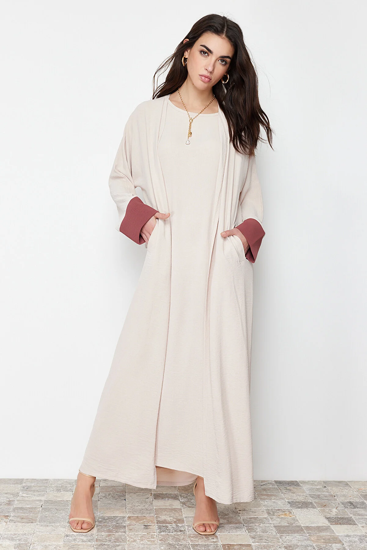 Trendyol Modest  Steinfarbenes Aerobin Ferace Abaya & Kleid, 2-teiliges gewebtes Set TCTSS24US00033