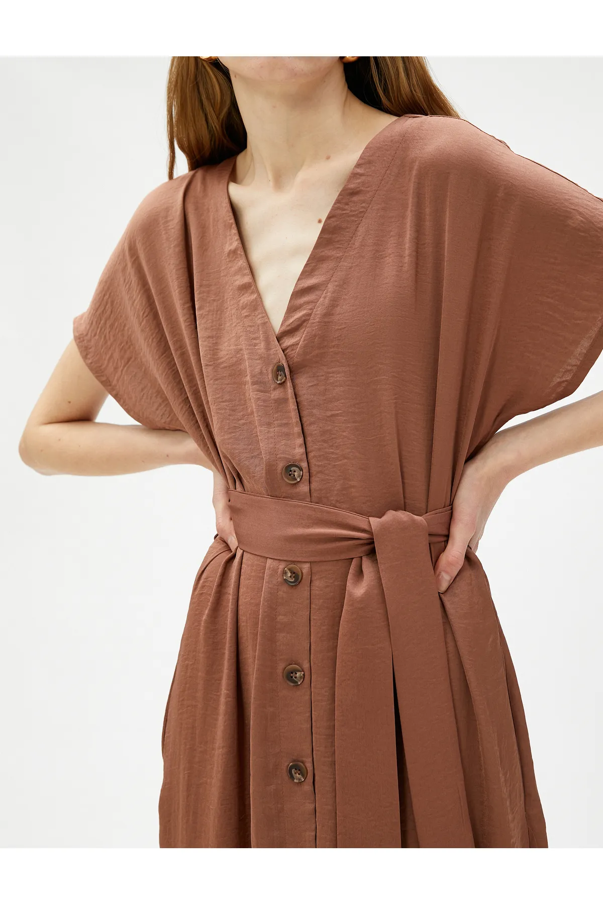 Koton  Hemdkleid in Midi-Länge mit V-Ausschnitt und Gürtel