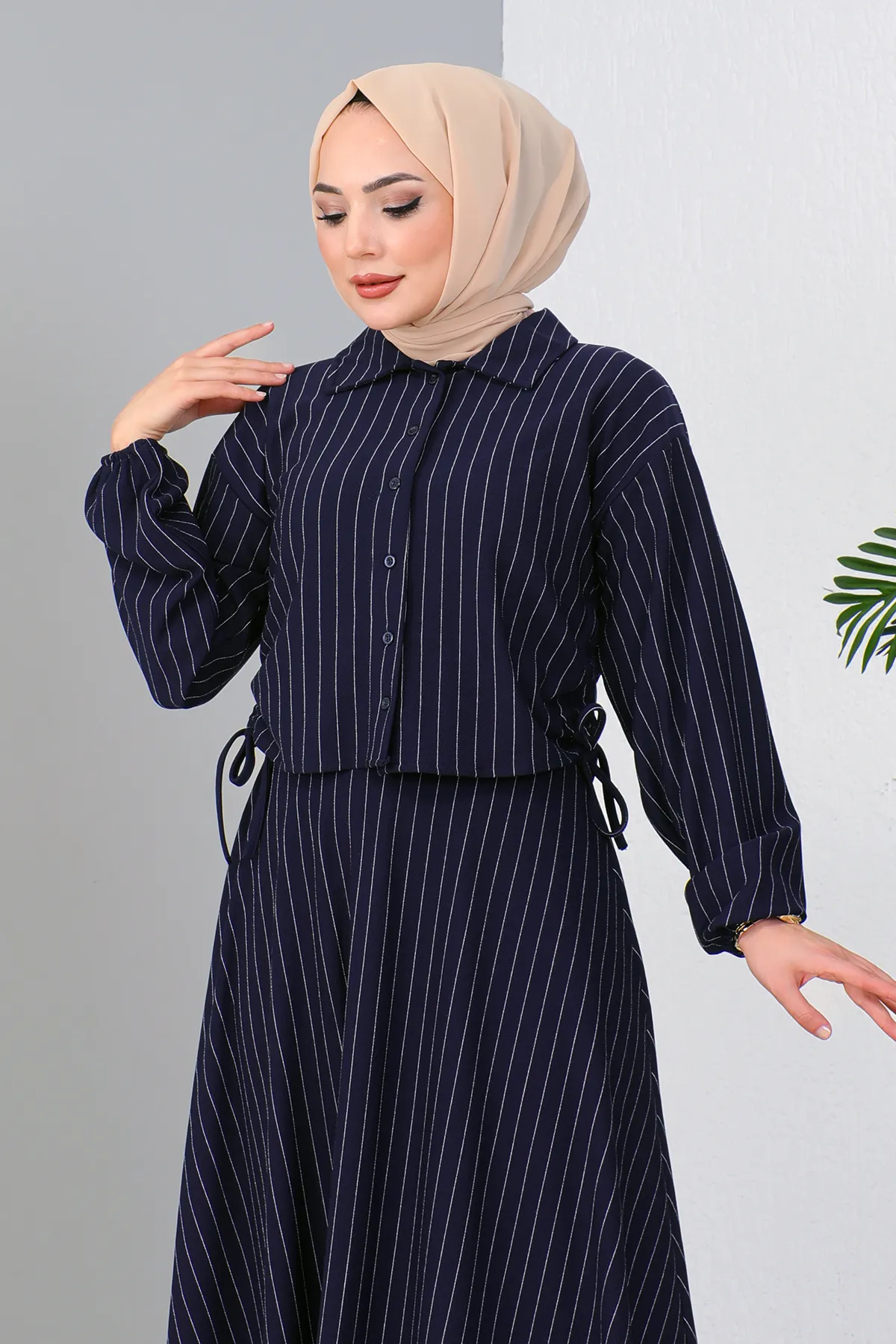 MODAQU  Marineblaues Set aus Hemd und Rock mit seitlichen Raffungen