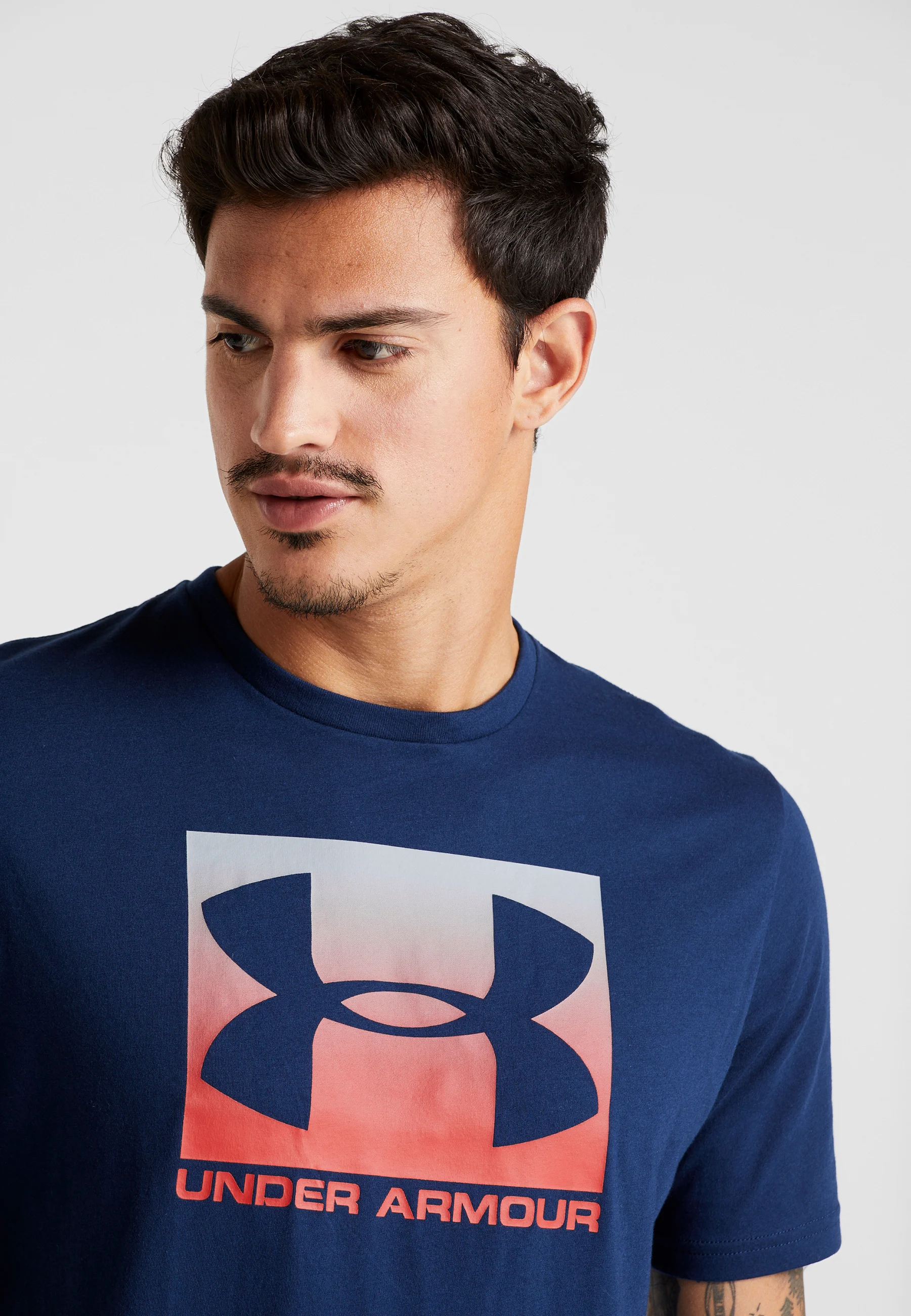 Under Armour BOXED SPORTSTYLE - Camiseta con estampado