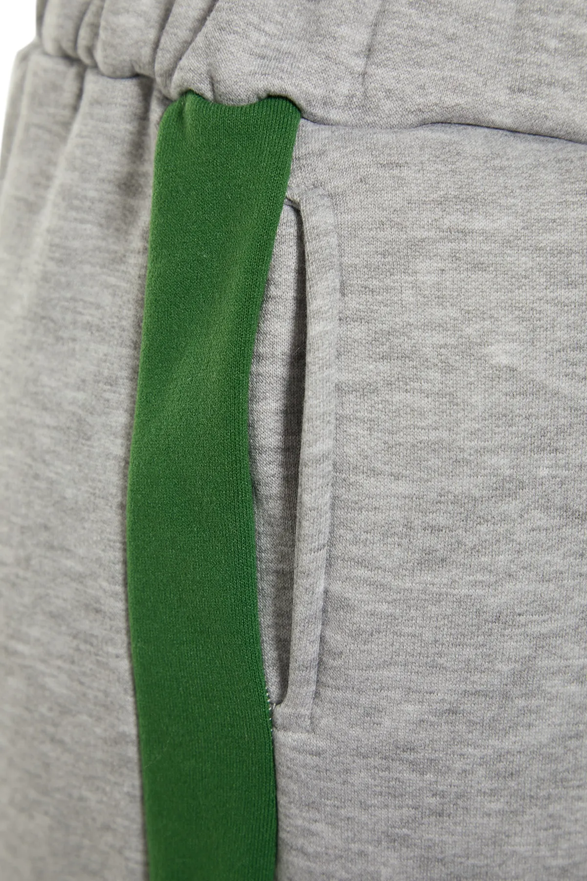 Trendyol Collection  Graue Jogginghose aus dickem Fleece mit Streifendetails und erhabener Innenseite TWOAW23EA00048