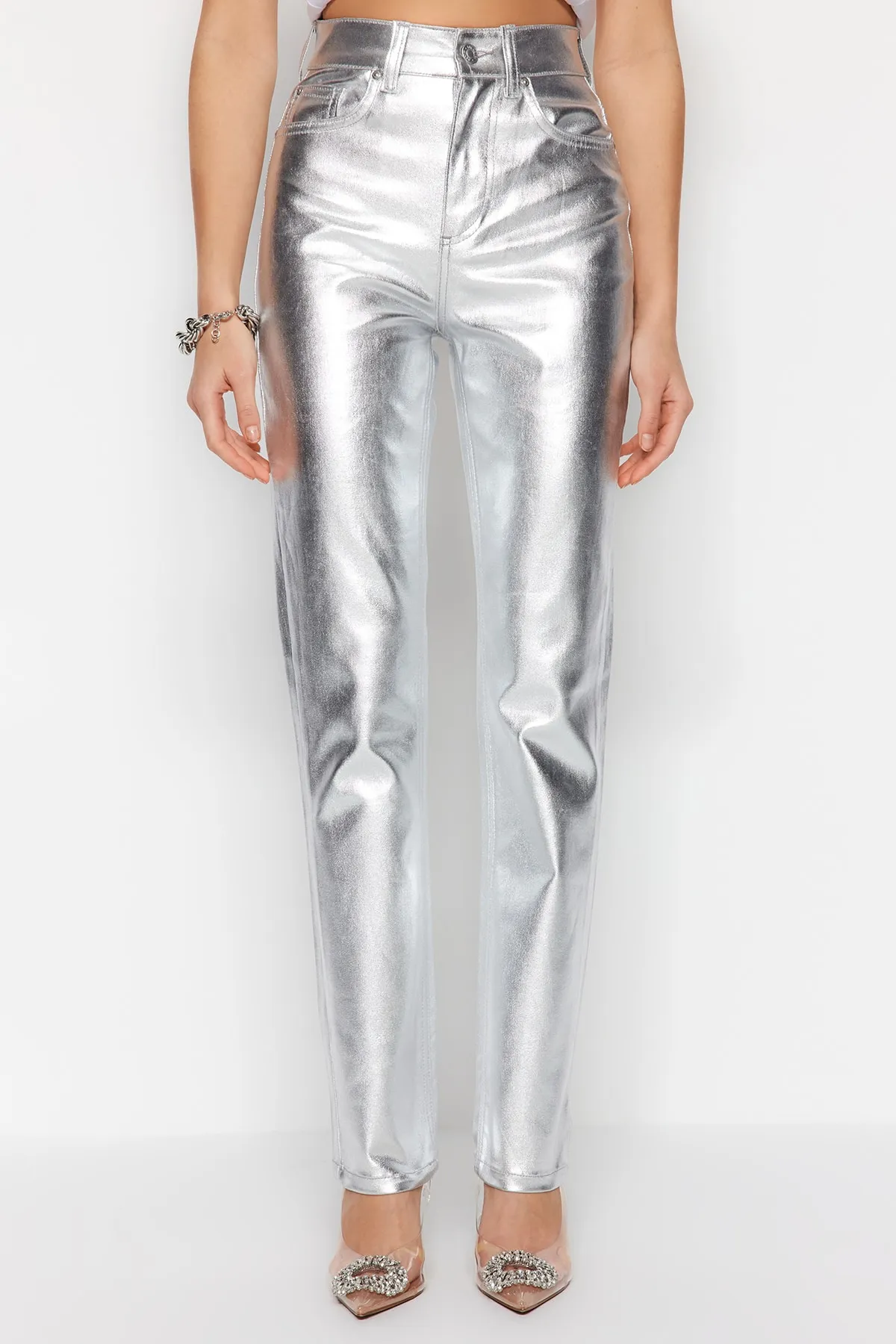 Trendyol Collection  Silberfarbene, glänzende, metallisch bedruckte Jeans mit hoher Taille und geradem Bein TWOSS23JE00243