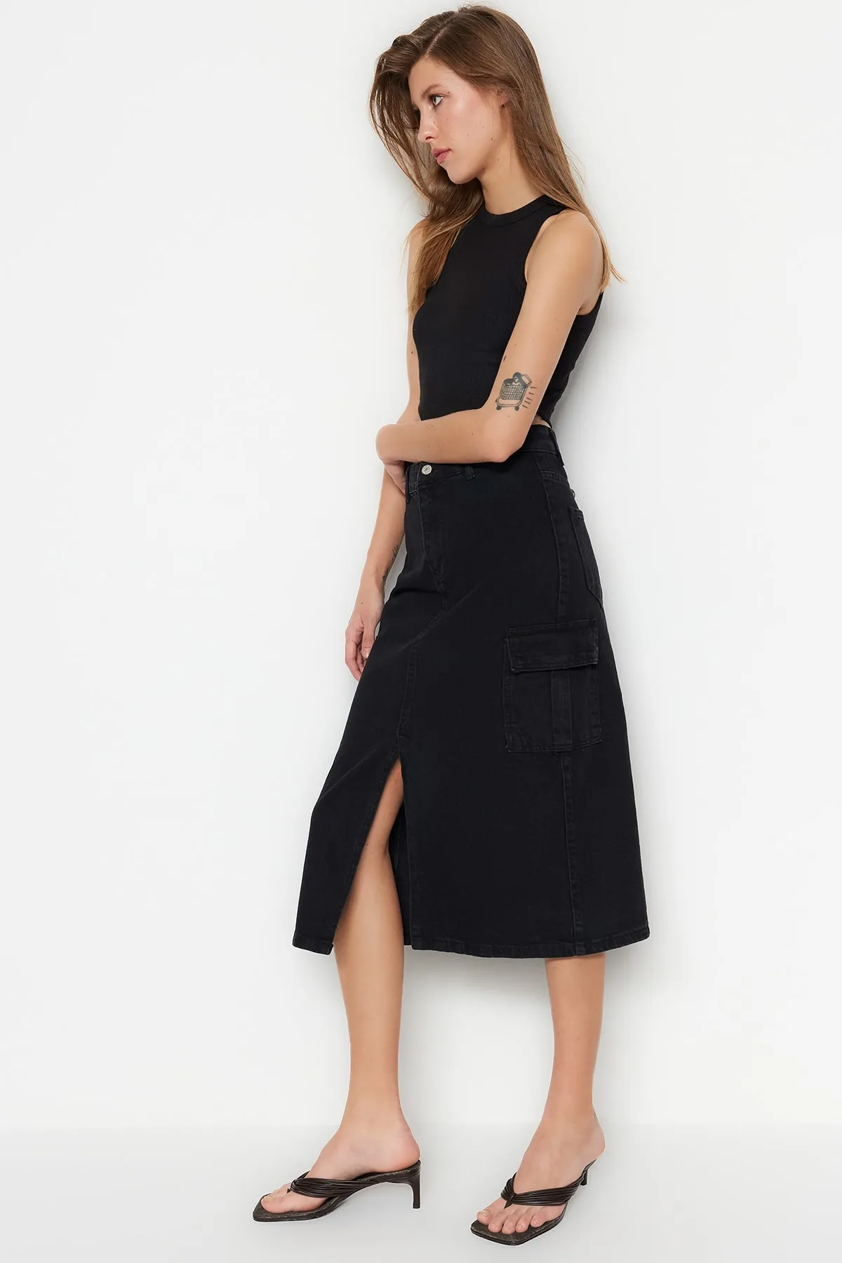 Trendyol Collection  Schwarzer Midi-Jeansrock mit hoher Taille und Cargo-Taschendetail TWOSS23ET00110